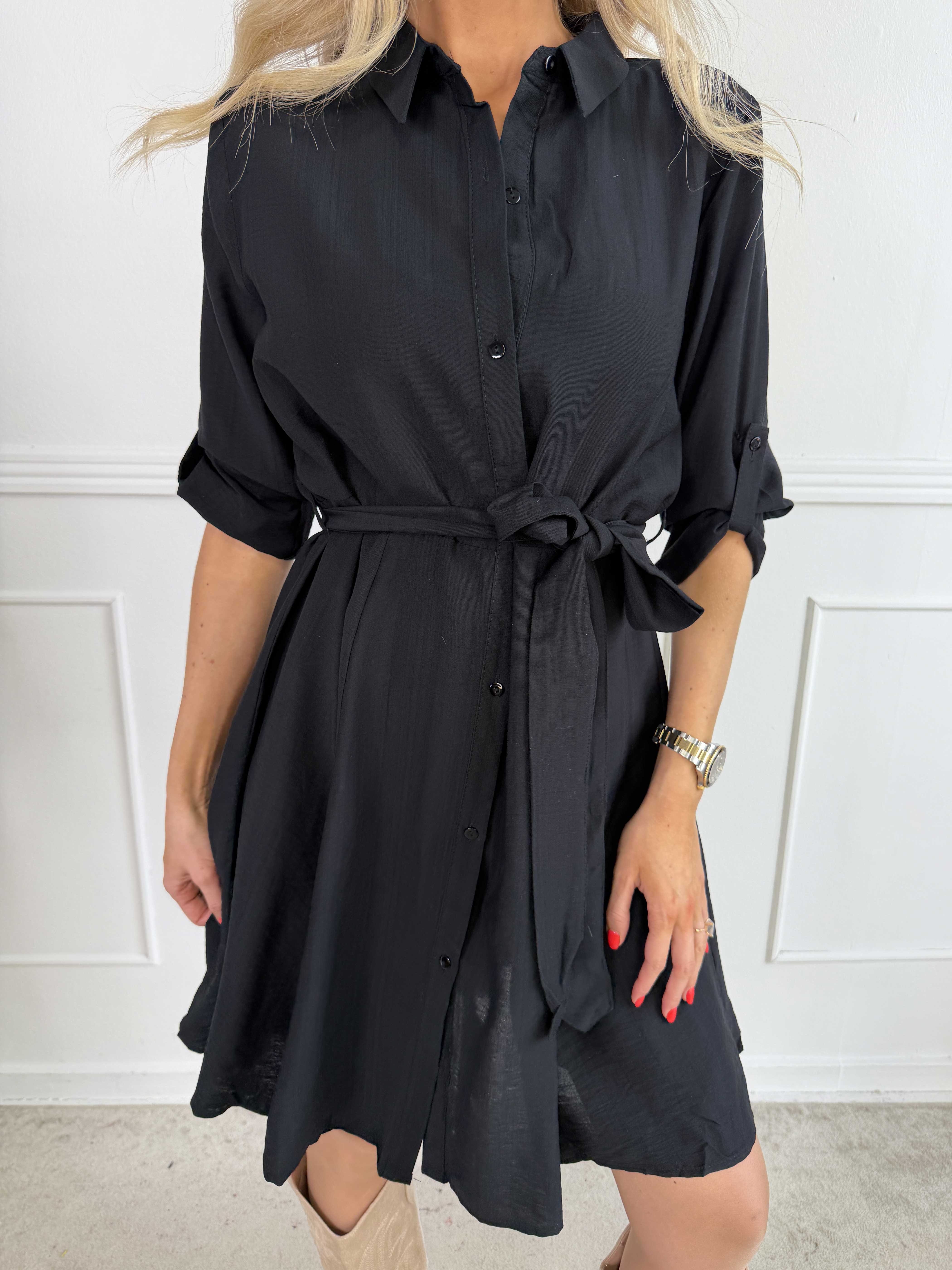 Roberta - Simpel skjortekjole i viskose med bånd i taljen